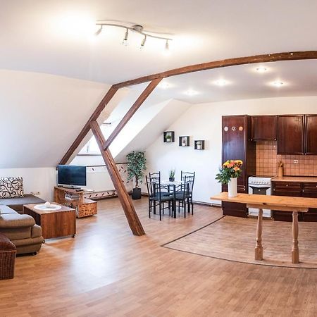 Podkrovni Apartman S Vyhledem Na Namesti Lomnice nad Lužnicí المظهر الخارجي الصورة